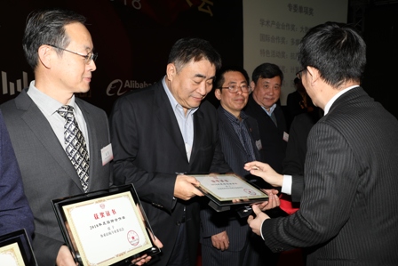 颁奖照片-颁奖瞬间(新闻) 颁奖照片-颁奖瞬间(新闻)